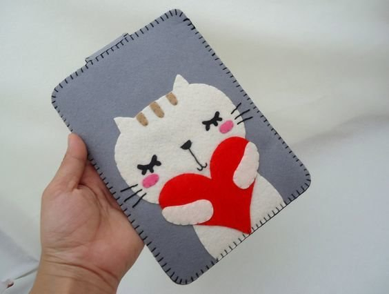 Идеи фетровых чехлов на телефон