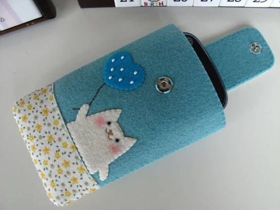 Идеи фетровых чехлов на телефон