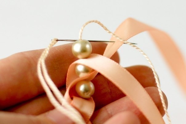 Ожерелье из бусин и лент