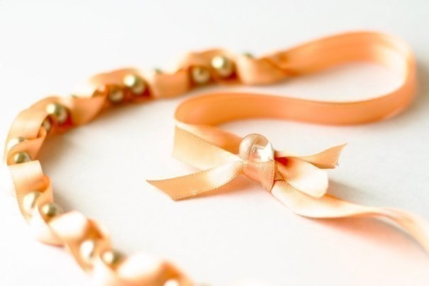 Ожерелье из бусин и лент