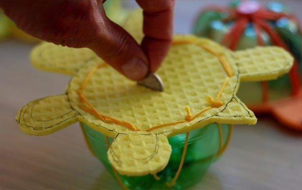 Самодельные копилки из пластиковых бутылок