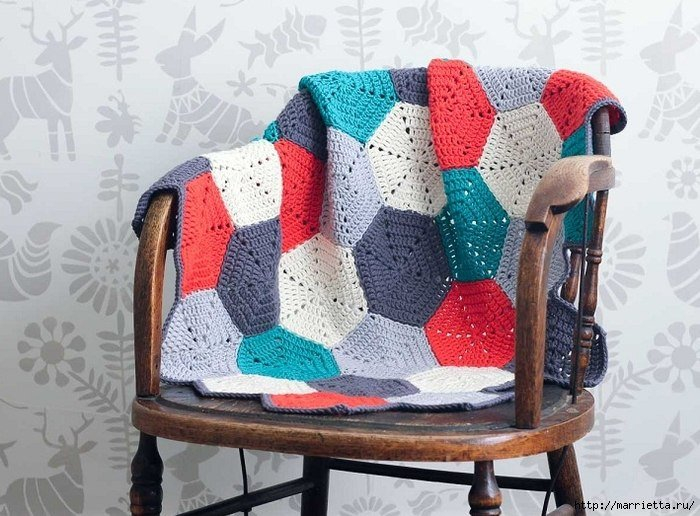 Разноцветный плед крючком шестиугольными мотивами