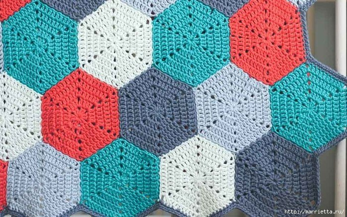 Разноцветный плед крючком шестиугольными мотивами