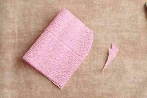 Розочка из гофрированной бумаги - легкий урок.