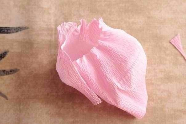 Розочка из гофрированной бумаги - легкий урок.