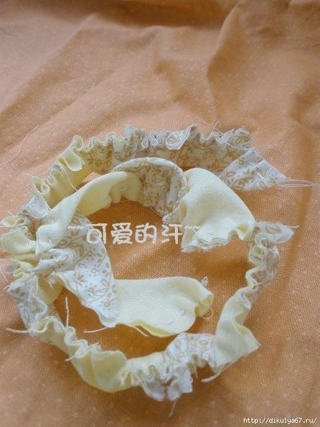 Двухцветный цветок-украшение из ткани