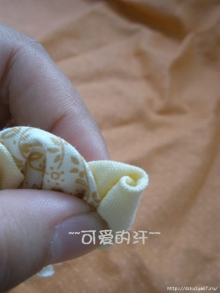 Двухцветный цветок-украшение из ткани