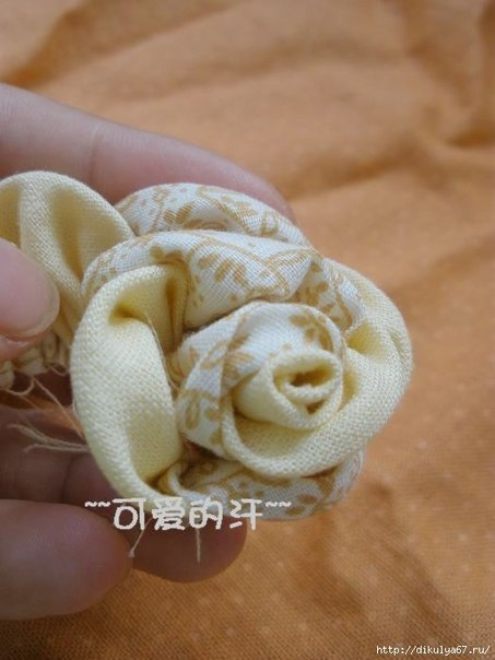 Двухцветный цветок-украшение из ткани