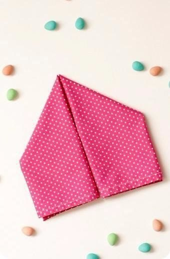 Учимся складывать салфетки в виде зайчика