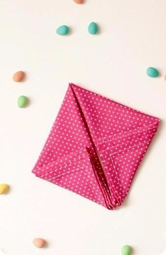 Учимся складывать салфетки в виде зайчика