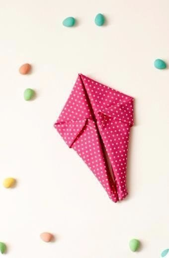 Учимся складывать салфетки в виде зайчика