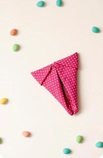 Учимся складывать салфетки в виде зайчика