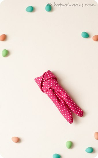 Учимся складывать салфетки в виде зайчика