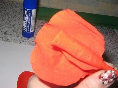 Алая роза из гофрированной бумаги