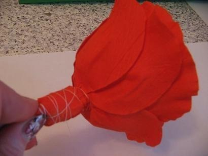 Алая роза из гофрированной бумаги