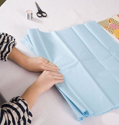 Интерьерные шары из гофрированной бумаги в качестве праздничного декора