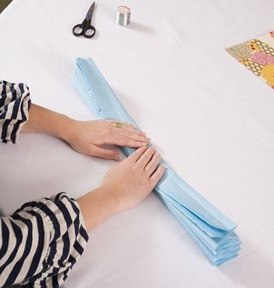 Интерьерные шары из гофрированной бумаги в качестве праздничного декора