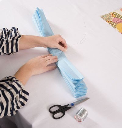 Интерьерные шары из гофрированной бумаги в качестве праздничного декора