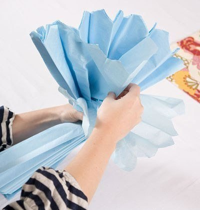 Интерьерные шары из гофрированной бумаги в качестве праздничного декора