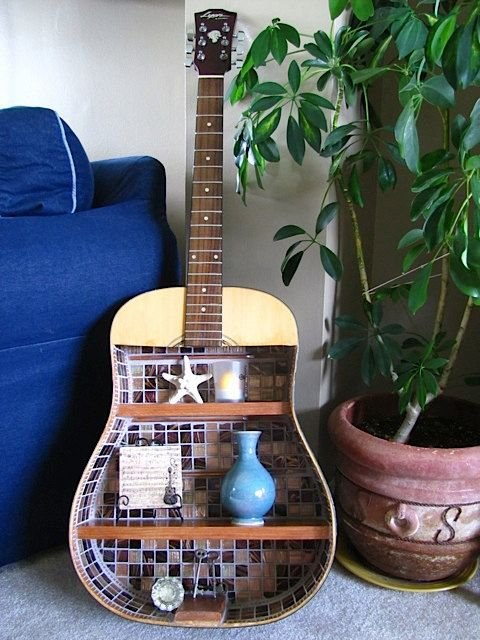 Из гитары...