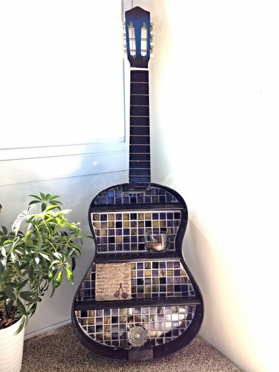 Из гитары...