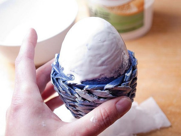Плетенная подставочка под пасхальное яйцо