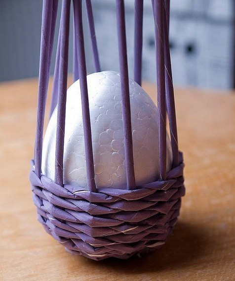 Плетенная подставочка под пасхальное яйцо