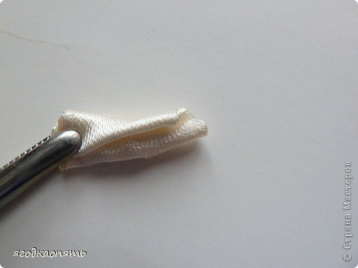 Каллы брошка. Цветы из ленты.