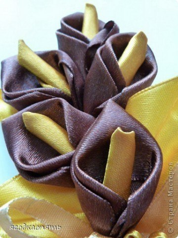 Каллы брошка. Цветы из ленты.