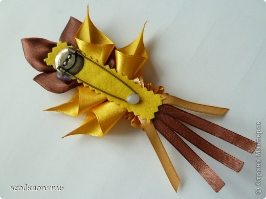 Каллы брошка. Цветы из ленты.