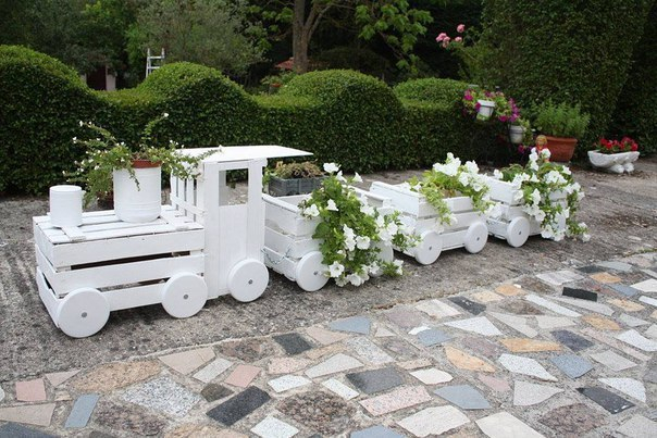 Отличная идея: паровозик для цветов, который украсит ваш загородный участок