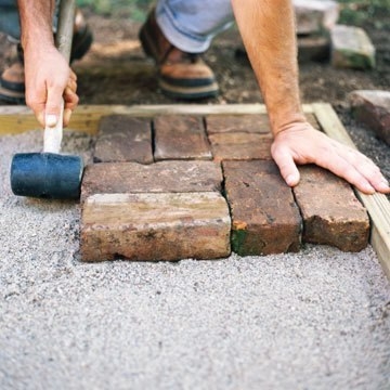 Укладка тротуарной брусчатки своими руками.