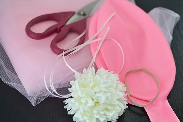 Воздушные шары, украшенные тюлем.