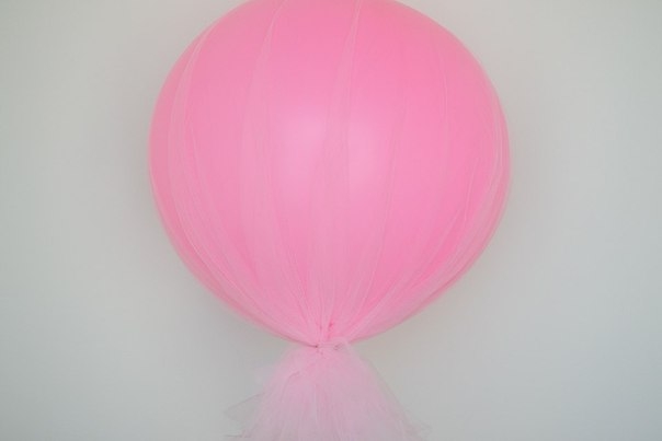 Воздушные шары, украшенные тюлем.