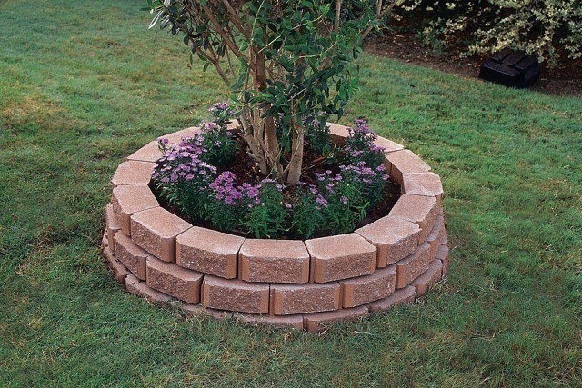 Используем кирпичи для создания клумб