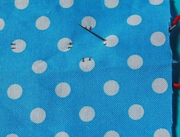 Интересный эффект — буфы на материале в горошек.