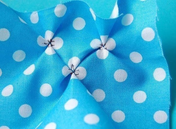 Интересный эффект — буфы на материале в горошек.