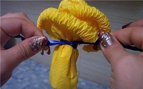 Роза из салфеток для украшения стола Роза из салфеток для украшения стола
