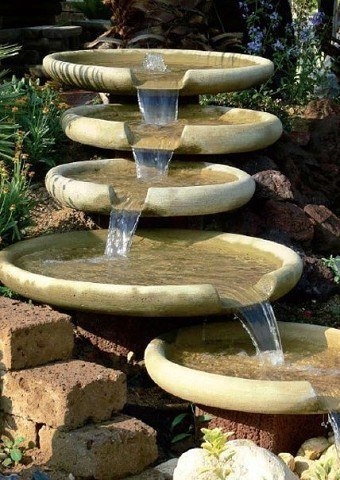 Чудесные идеи для садовых водопадов.
