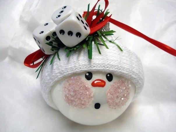 Замечательные идеи как расписать новогодние шарики:)