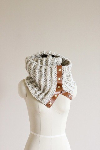 Шарф-снуд с отделкой кожей и кнопками