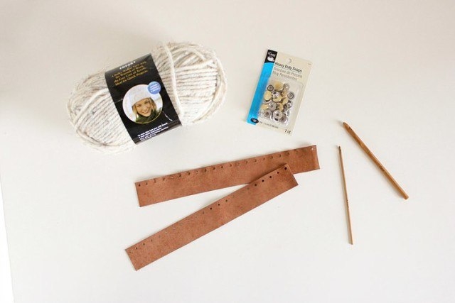 Шарф-снуд с отделкой кожей и кнопками