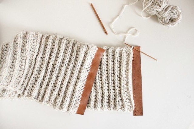 Шарф-снуд с отделкой кожей и кнопками