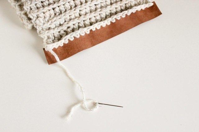 Шарф-снуд с отделкой кожей и кнопками