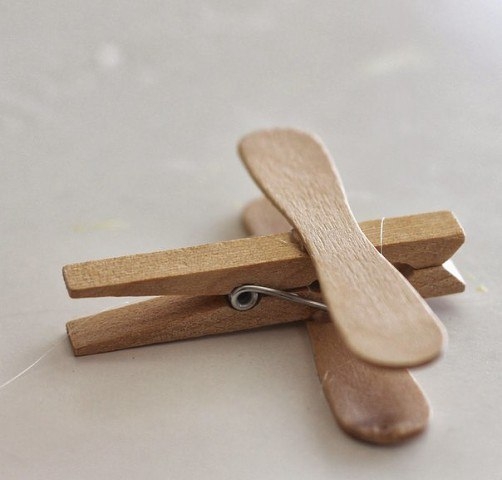 Самолётик из прищепки