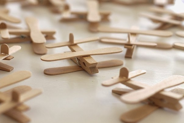 Самолётик из прищепки