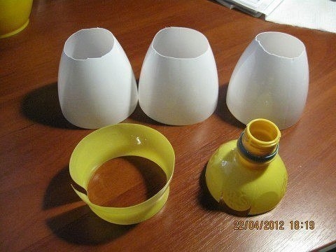 Лилия из пластиковых бутылок.