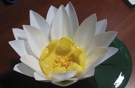 Лилия из пластиковых бутылок.