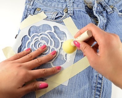 Обновляем джинсы с помощью трафарета и краски по ткани