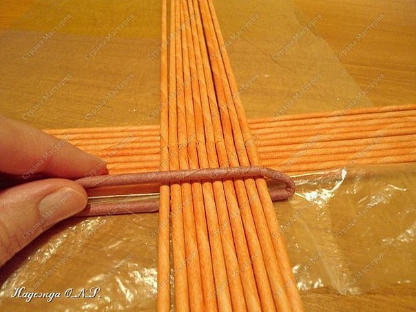 Поднос из газетных трубочек Поднос из газетных трубочек